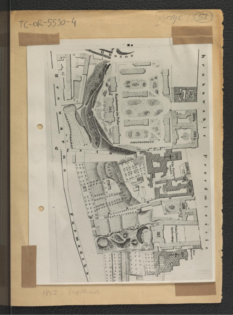 fotografia czarno-biała przedstawiająca reprodukcji planu z 1852 r. przedstawiającego Pałac Kazimierzowski oraz zabudowania Uniwersytetu Warszawskiego, skan 1