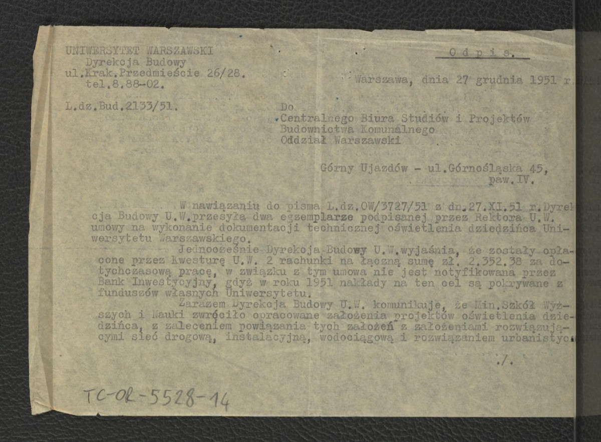odpis zawiadomienia z 27 grudnia 1951 r. przez Dyrekcję Budowy UW dwóch egzemplarzy umowy na wykonanie dokumentacji technicznej oświetlenia dziedzińca Uniwersytetu Warszawskiego , skan 1