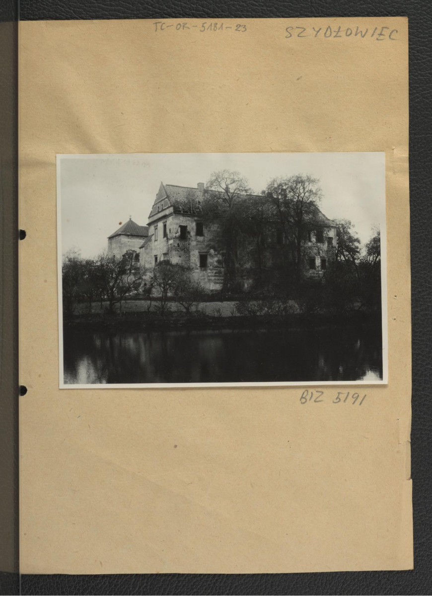fotografia czarno-biała przedstawiająca miejscowy zamek od wschodu, skan 1
