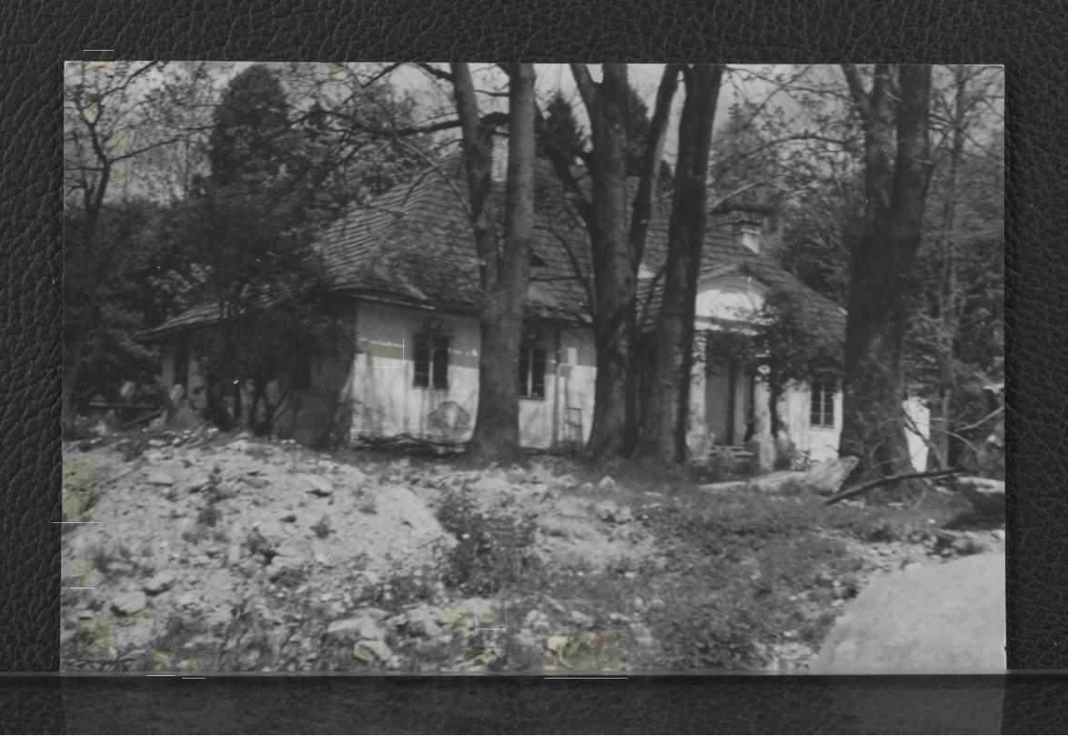 fotografia czarno-biała przedstawiająca jedne z miejscowych dworów, skan 1