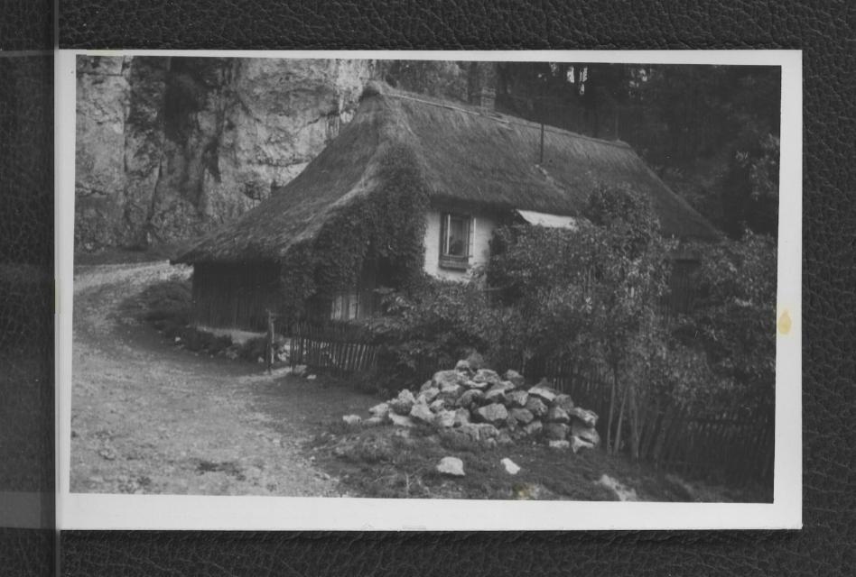 3 fotografie czarno-białe przedstawiające miejscowe zabudowania wiejskie                 , skan 1