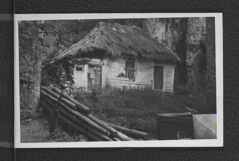 3 fotografie czarno-białe przedstawiające miejscowe zabudowania wiejskie                 , skan 3