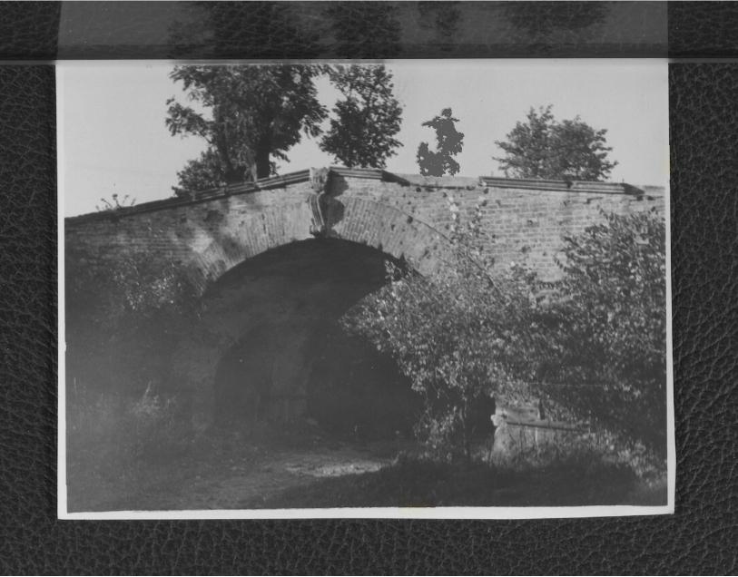 2 fotografie czarno-białe przedstawiające mostek ponad kanałem w obrębie miejscowego założenia pałacowego, skan 1