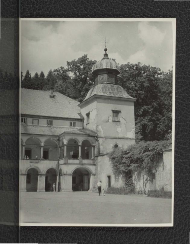 2 fotografie czarno-białe odbitek przedstawiające basztę miejscowego zamku widoczną od południowego zachodu wewnątrz dziedzińca, skan 2