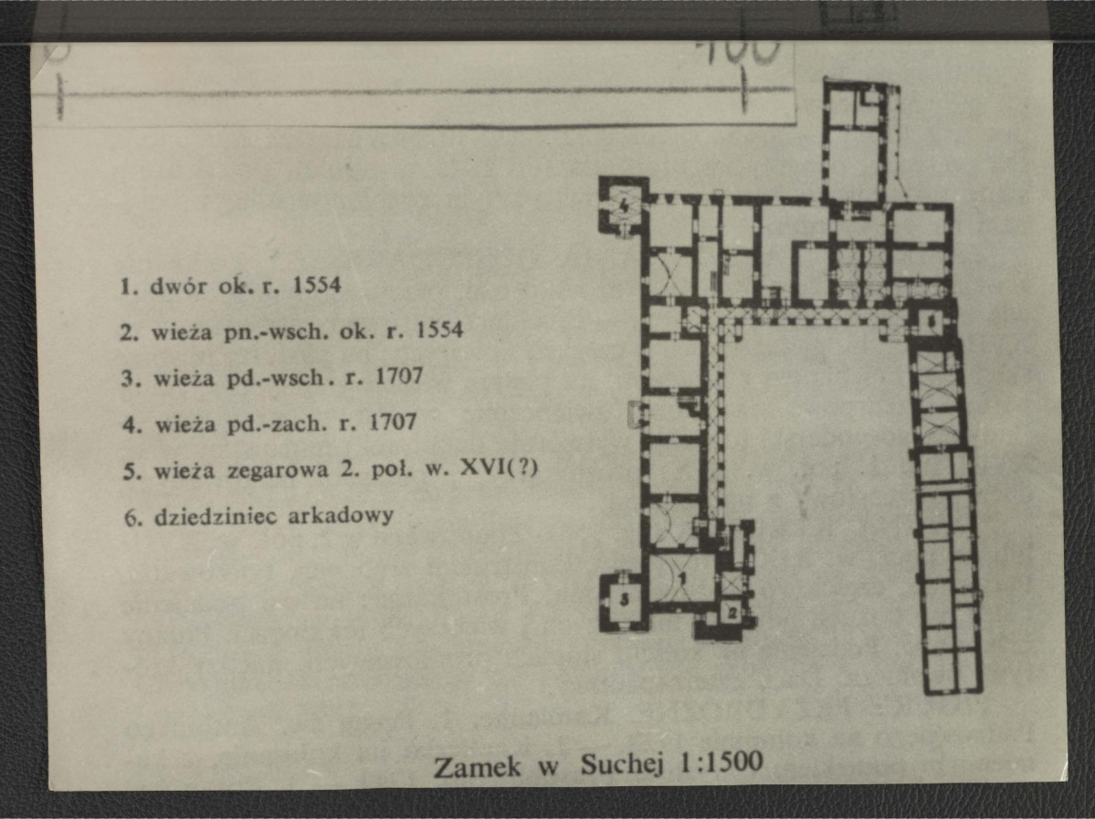 fotografia czarno-biała przedstawiająca rzut przyziemny miejscowego zamku (1 : 1500) wraz z wskazaniem wieku poszczególnych elementów budowli                          , skan 1