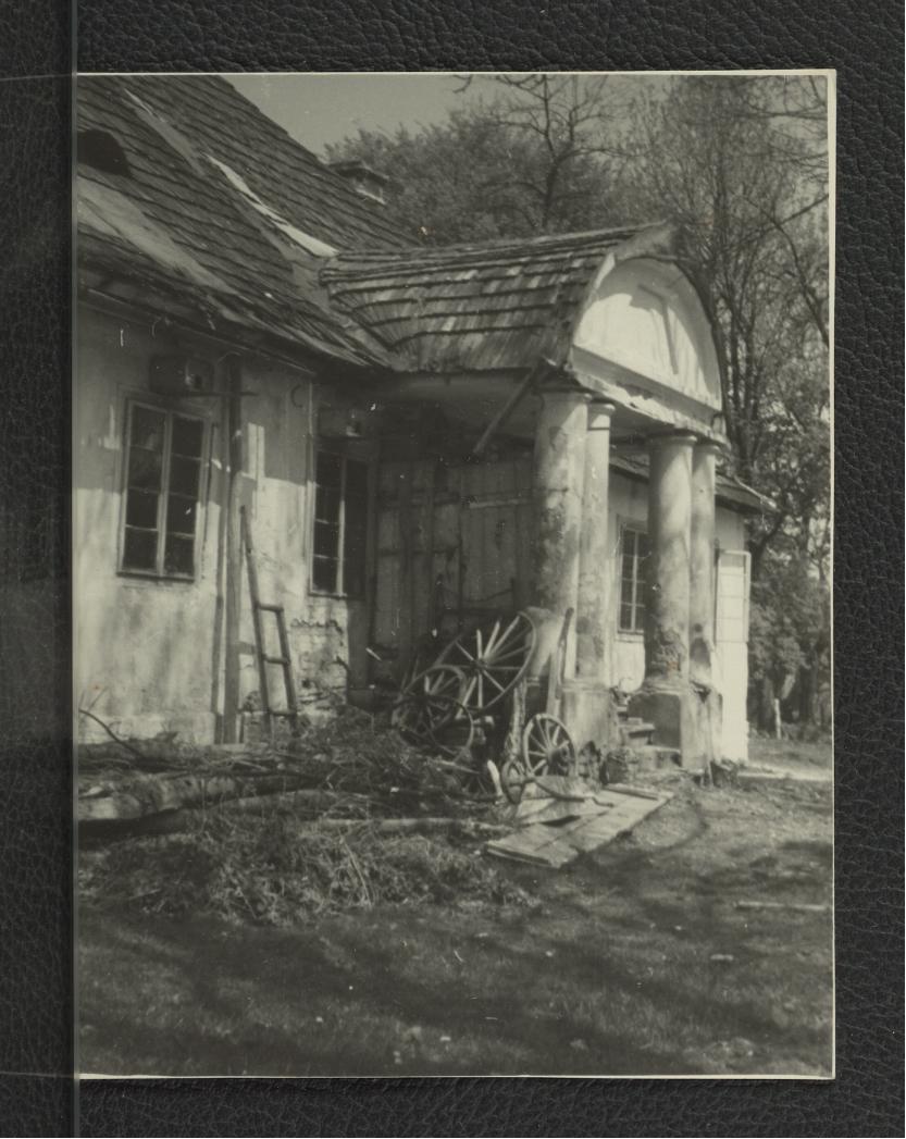 fotografia czarno-biała przedstawiająca jedne z miejscowych dworów, skan 1
