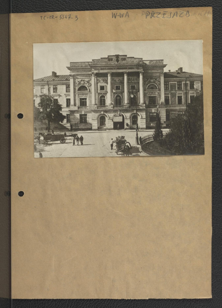 fotografia czarno-biała przedstawiająca widok elewacji frontowej Pałacu Mostowskich       , skan 1