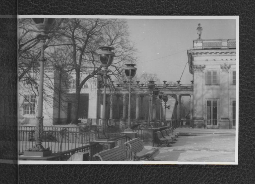 13 fotografii czarno-białych fotografii przedstawiających pomnik konny księcia Józefa Poniatowskiego, Pałac na Wodzie, Biały Domek, pomniki oraz okoliczne tereny (koperta), skan 6