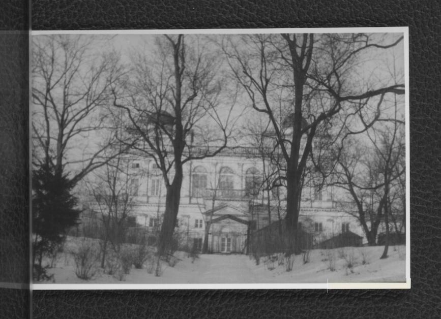 13 fotografii czarno-białych fotografii przedstawiających pomnik konny księcia Józefa Poniatowskiego, Pałac na Wodzie, Biały Domek, pomniki oraz okoliczne tereny (koperta), skan 8