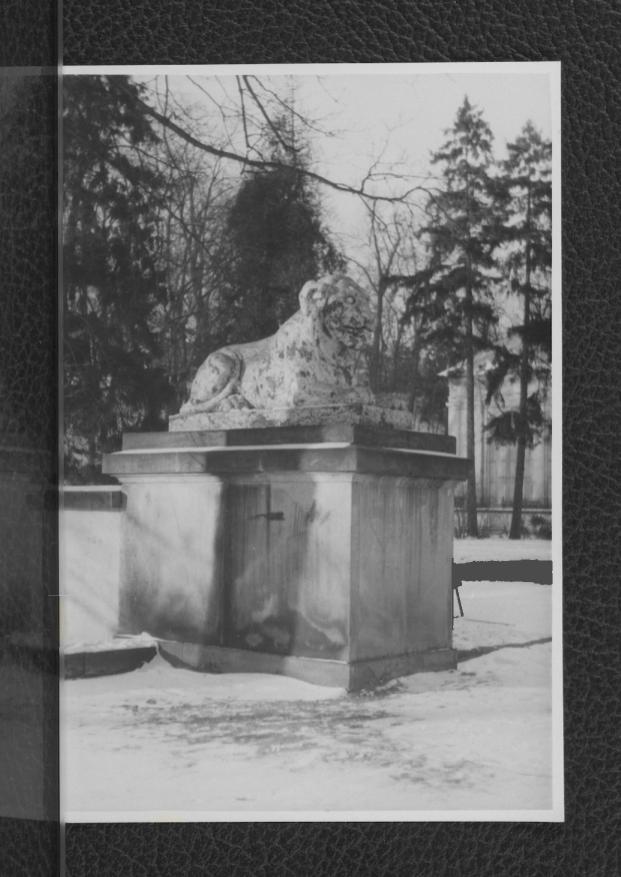13 fotografii czarno-białych fotografii przedstawiających pomnik konny księcia Józefa Poniatowskiego, Pałac na Wodzie, Biały Domek, pomniki oraz okoliczne tereny (koperta), skan 9