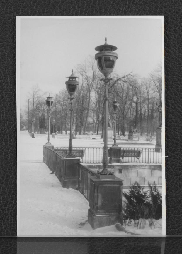 13 fotografii czarno-białych fotografii przedstawiających pomnik konny księcia Józefa Poniatowskiego, Pałac na Wodzie, Biały Domek, pomniki oraz okoliczne tereny (koperta), skan 11