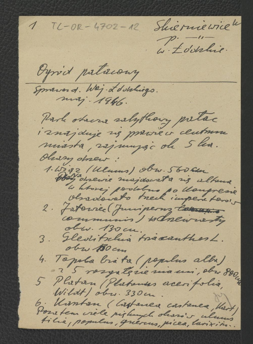 wypis ze Sprawozdania Wojewódzkiego Konserwatora Zabytków w Łodzi z maja 1946 r. dotyczący stanu miejscowego parku; odsyłacz do Sprawozdania Wojewódzkiego Konserwatora Zabytków w Łodzi dotyczący lekko uszkodzonej bramy wjazdowej do pałacu z XIX w.; dwie karty , skan 1