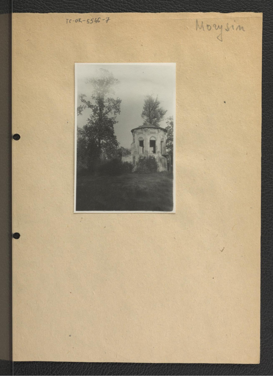 fotografia czarno-biała przedstawiająca rotundę z koryncką kolumnadą, skan 1