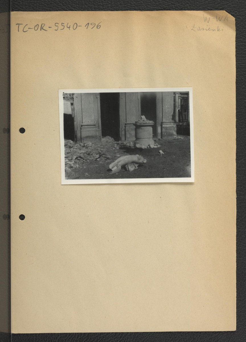 fotografia czarno-biała przedstawiająca fragment uszkodzonego w trakcie działań wojennych jednego z pałaców w Łazienkach, skan 1