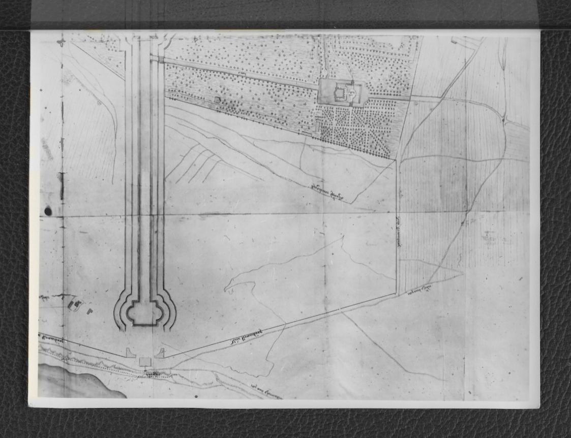 fotografia czarno-biała przedstawiająca ogólny plan sytuacyjny Kalwarii Ujazdowskiej z ok. 1732 r., skan 1