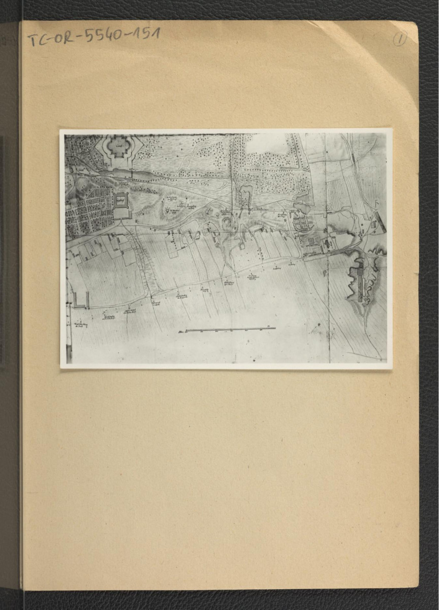 fotografia czarno-biała przedstawiająca ogólny plan sytuacyjny Kalwarii Ujazdowskiej z ok. 1732 r.; ze zbiorów drezdeńskich, skan 1