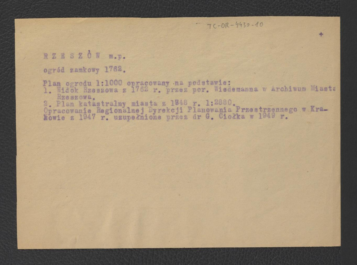 opis niezachowanego w obwolucie planu ogrodu (1 : 1000) opracowanego na podstawie widoku miastu  z 1762 r. przez K. H. Wiedemanna oraz planu katastralnego z 1848 r. – opracowanie Regionalnej Dyrekcji Planowania Przestrzennego w Krakowie z 1947 r. uzupełnione przez G. Ciołka w 1949 r. , skan 1