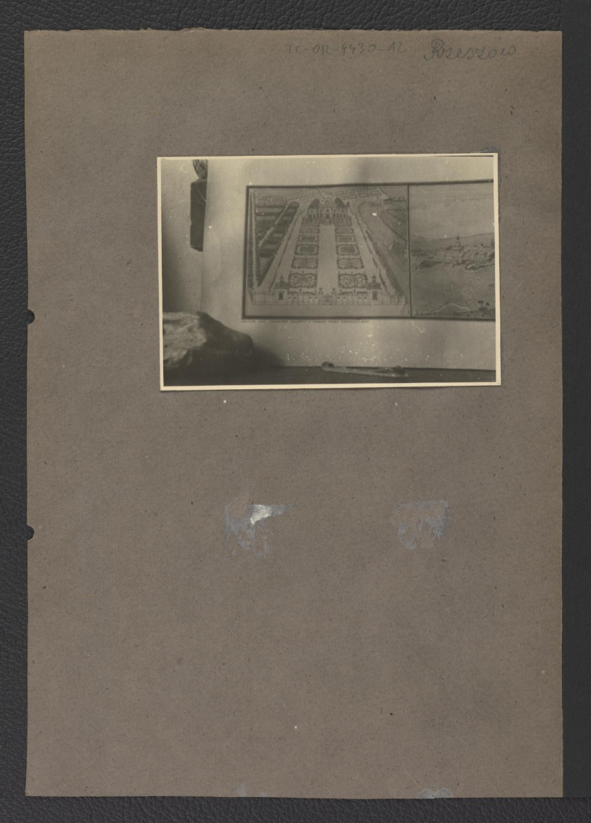 fotografia czarno-biała pochodząca z Ciołek G., Ogrody polskie, Warszawa 1954, s. 57  przedstawiająca zespół miejscowych ogrodów zamkowych , skan 1