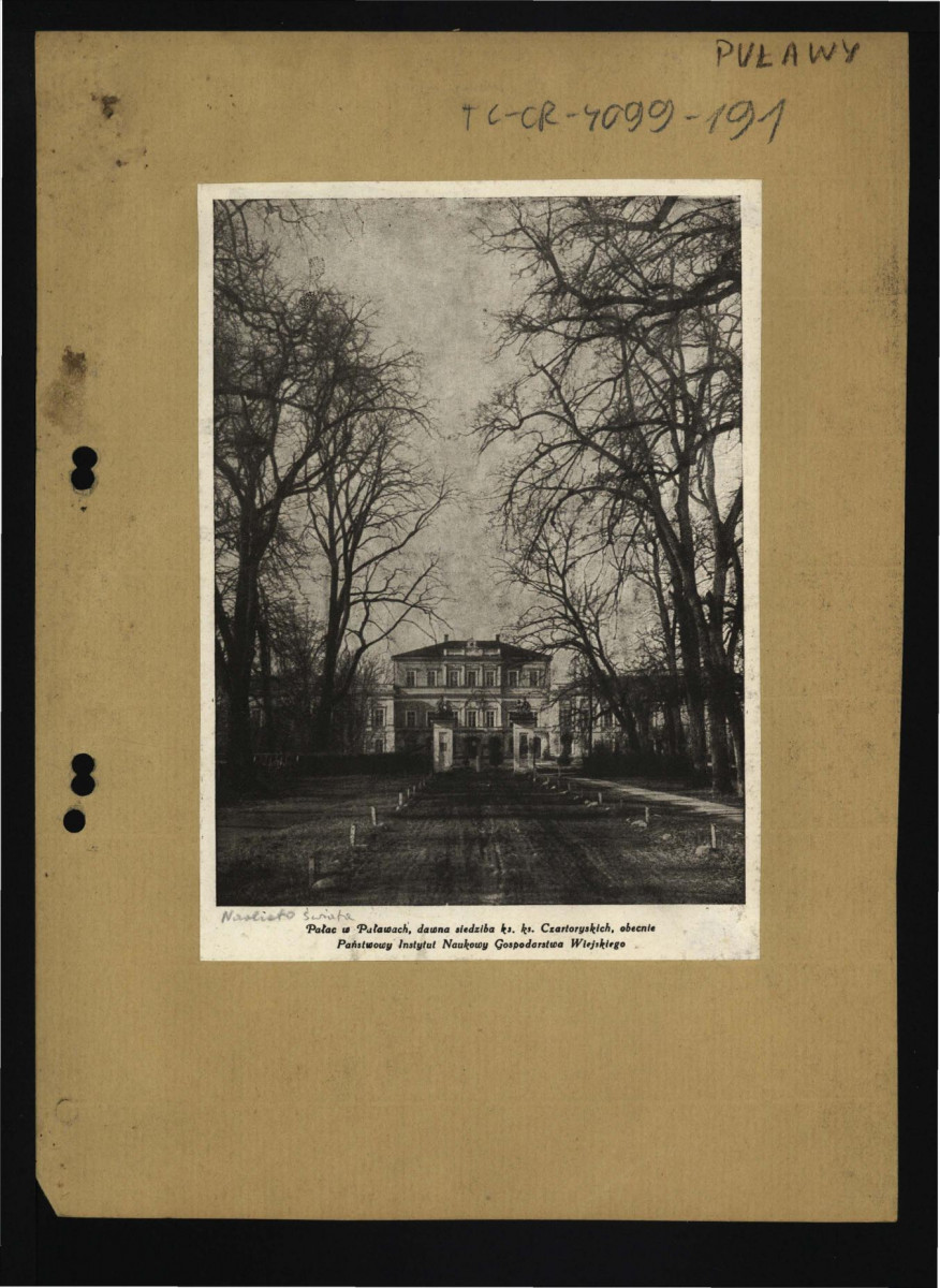 wycinek z czasopisma „Naokoło Świata” zawierający czarno-białą reprodukcje fotografii miejscowego pałacu , skan 1