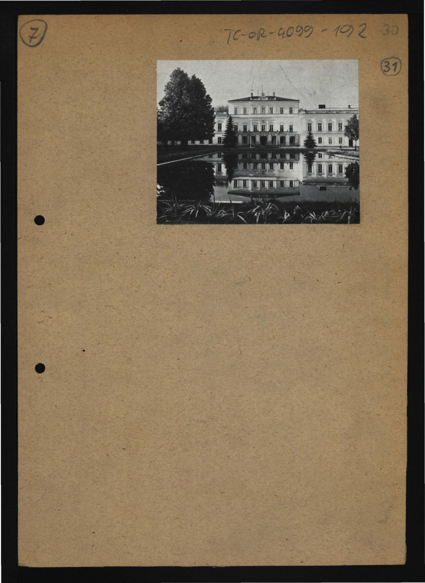 2 wycinki oraz fotografia czarno-biała z publikacji tematycznej zawierającej reprodukcje fotografii czarno-białej przedstawiającej basen przy miejscowym pałacu , skan 3