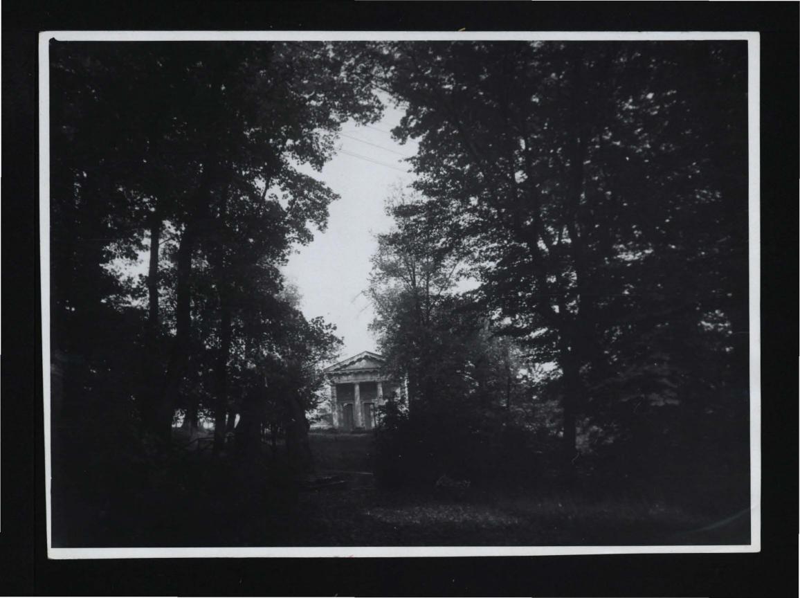 2 fotografie czarno-białe przedstawiające oranżerię w tle, skan 3