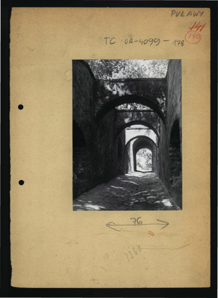 fotografia czarno-biała przedstawiająca fragment wewnętrzny budowli, skan 1