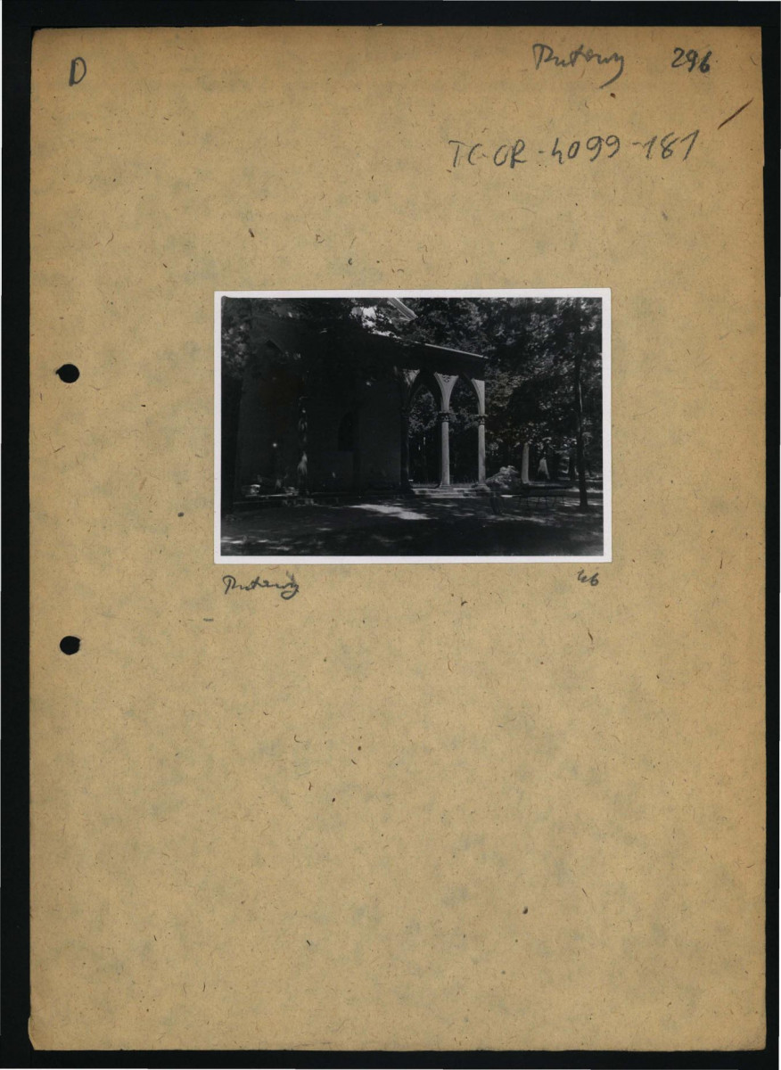 3 fotografie czarno-białe przedstawiające Dom Gotycki, skan 3