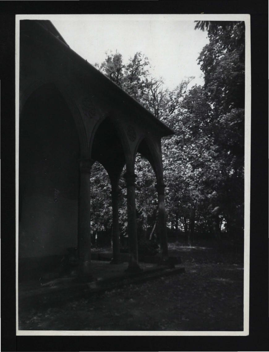 fotografia czarno-biała przedstawiająca fragment Domku Greckiego w miejscowym parku  , skan 1