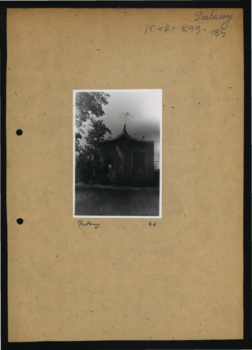 3 fotografie czarno-białe przedstawiające zaniedbany Domek Chiński w miejscowym parku, skan 3