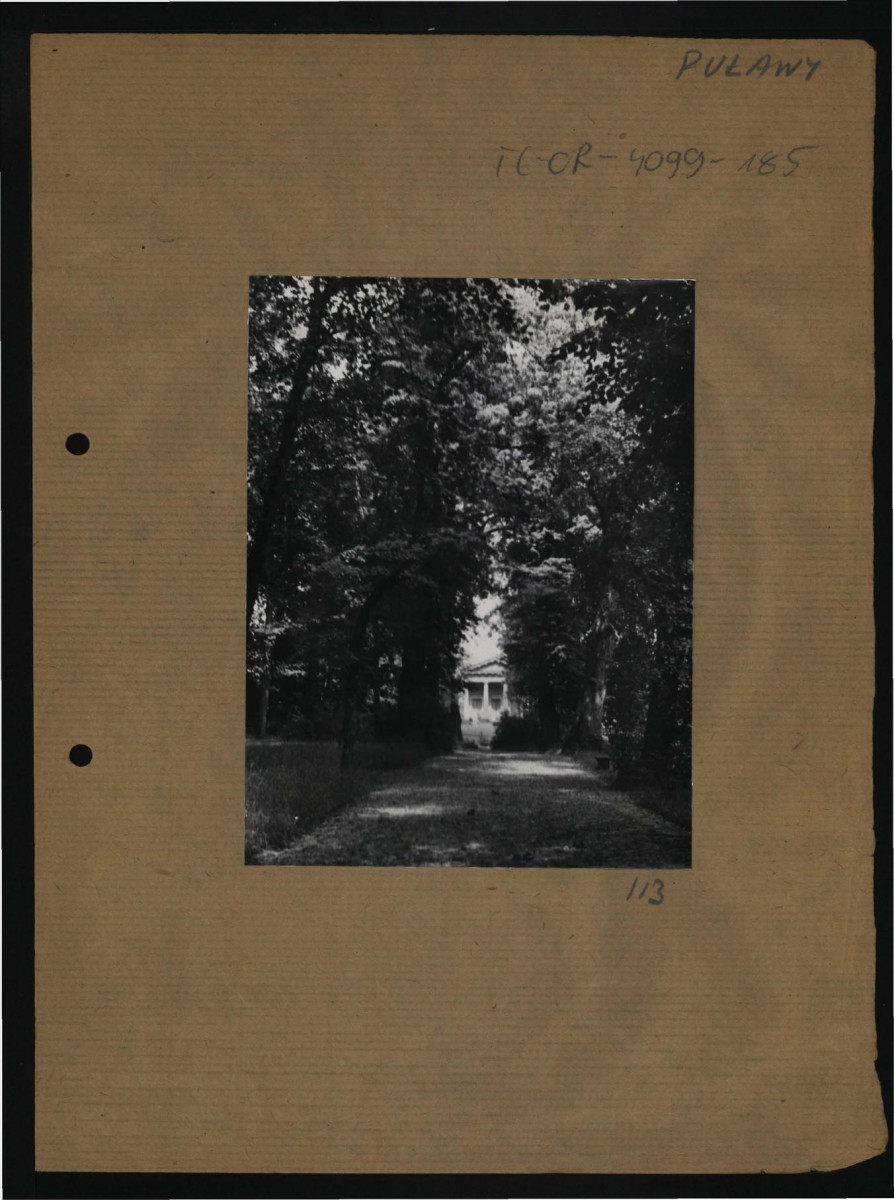 3 fotografie czarno-białe przedstawiające aleję parkową widącą do budowli stylizowanej na świątynię grecką – tzw. Domku Żółtego/Aleksandra, skan 5