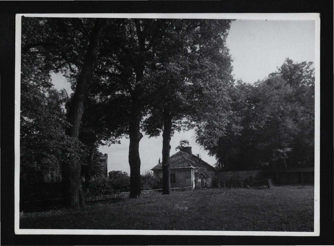 fotografia czarno-biała przedstawiająca jeden z budynków gospodarczych w miejscowym parku – być może dom ogrodnika opiekującego się posesją, skan 1