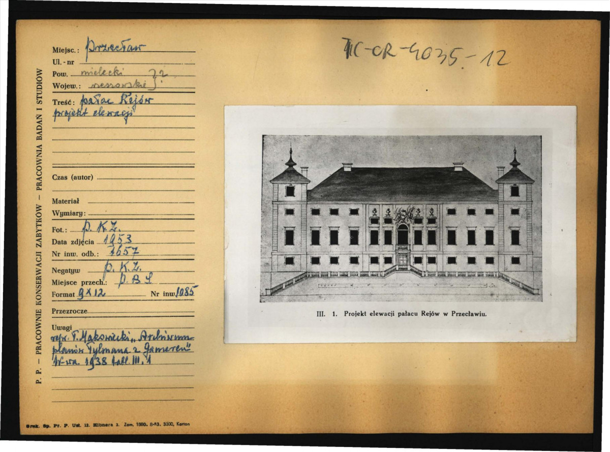 reprodukcja fotografii czarno-białej prawdopodobnie reprodukcji ryciny zamieszczonej w Makowiecki T., Archiwum planów Tylmana z Gameren, architekta epoki Sobieskiego, Warszawa 1938 przedstawiająca projekt elewacji pałacu w tej miejscowości , skan 1