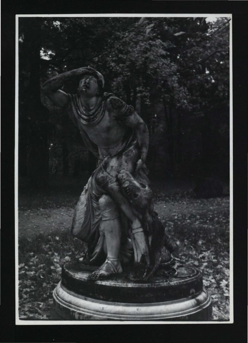 fotografia czarno-biała przedstawiająca rzeźbę figuratywną w miejscowym parku wyobrażającą być może Juniusza Brutusa lub Tarkwiniusza Caltycusa opłakującego Lukrecję; ewentualnie Achilles nad zwłokami Pentazileii, skan 1