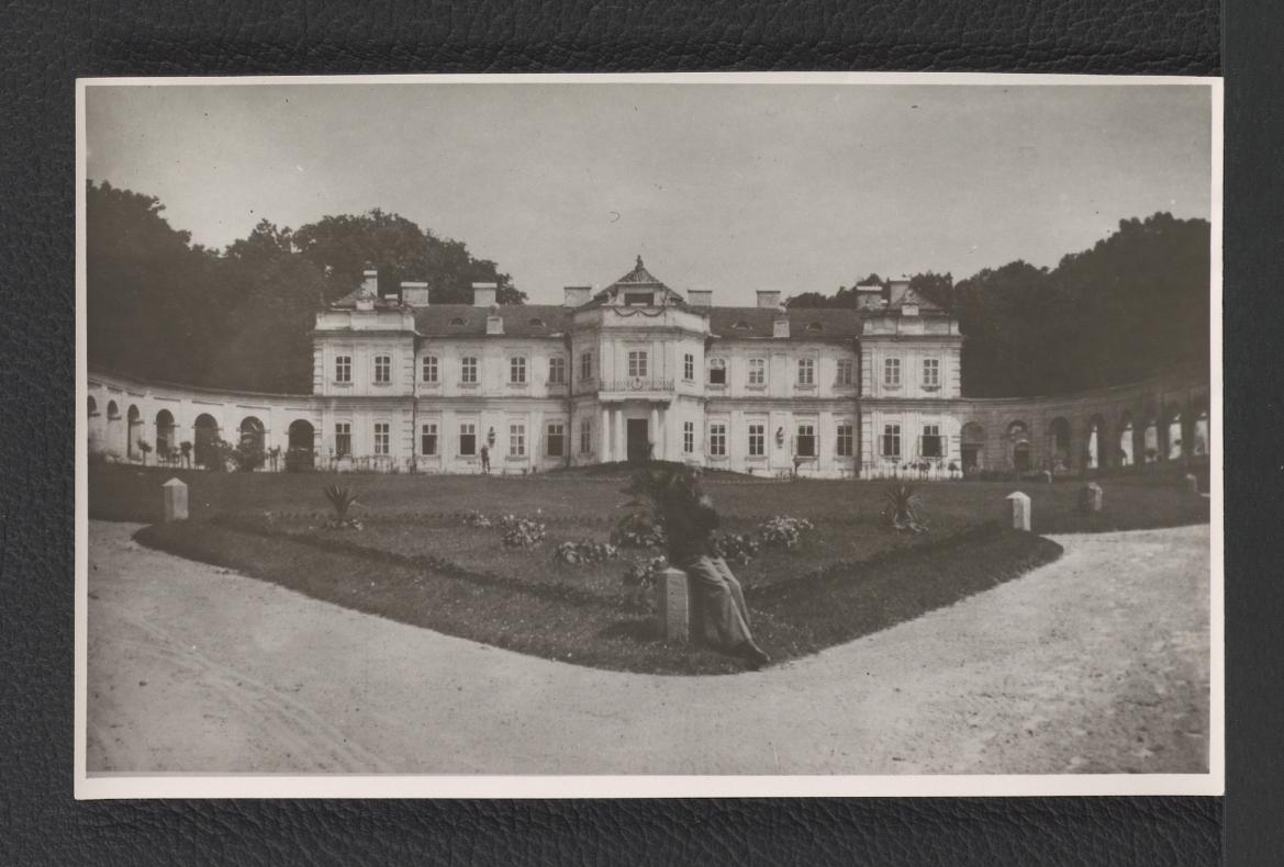 fotografia czarno-biała przedstawiająca elewację pałacu od strony frontu, skan 1