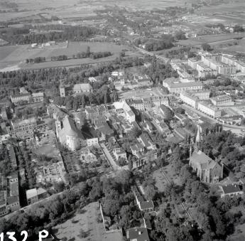 Fragment zabudowy centrum  z kościołem Pijarów pw. Matki Bożej Łaskawej i św. Wojciecha, od strony wschodniej., skan 1