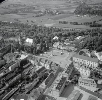 Zabudowa rynku z  kościołem Pijarów od strony płd - wsch., skan 1