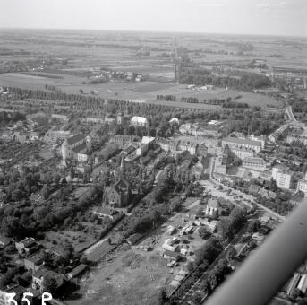 Widok ogólny zabudowy centrum od strony pln-wsch., skan 1