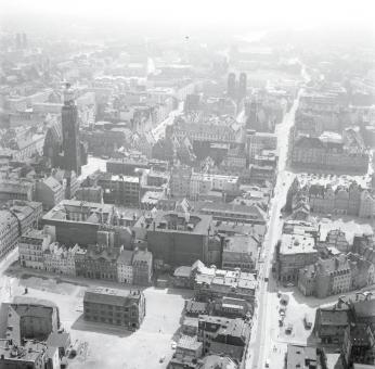 widok ogólny zabudowy centrum miasta od strony zach., skan 1