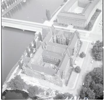 fragment zabudowy przy Placu Powstańców Warszawy od strony zach., skan 1