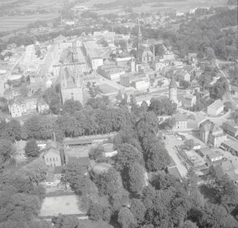 widok ogólny zabudowy centrum z kościołem parafialnym i rynkiem od strony wsch., skan 1