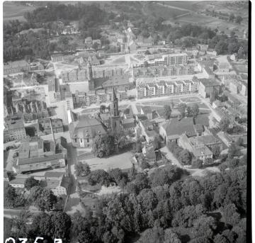 widok ogólny zabudowy centrum z rynkiem i kościołem parafialnym od strony płn., skan 2