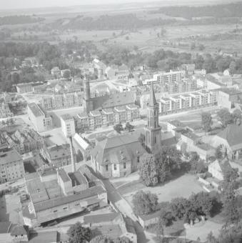 widok ogólny zabudowy centrum z kościołem parafialnym i rynkiem od strony płn.-wsch., skan 1