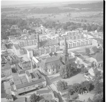 widok ogólny zabudowy centrum z kościołem parafialnym i rynkiem od strony płn.-wsch., skan 2