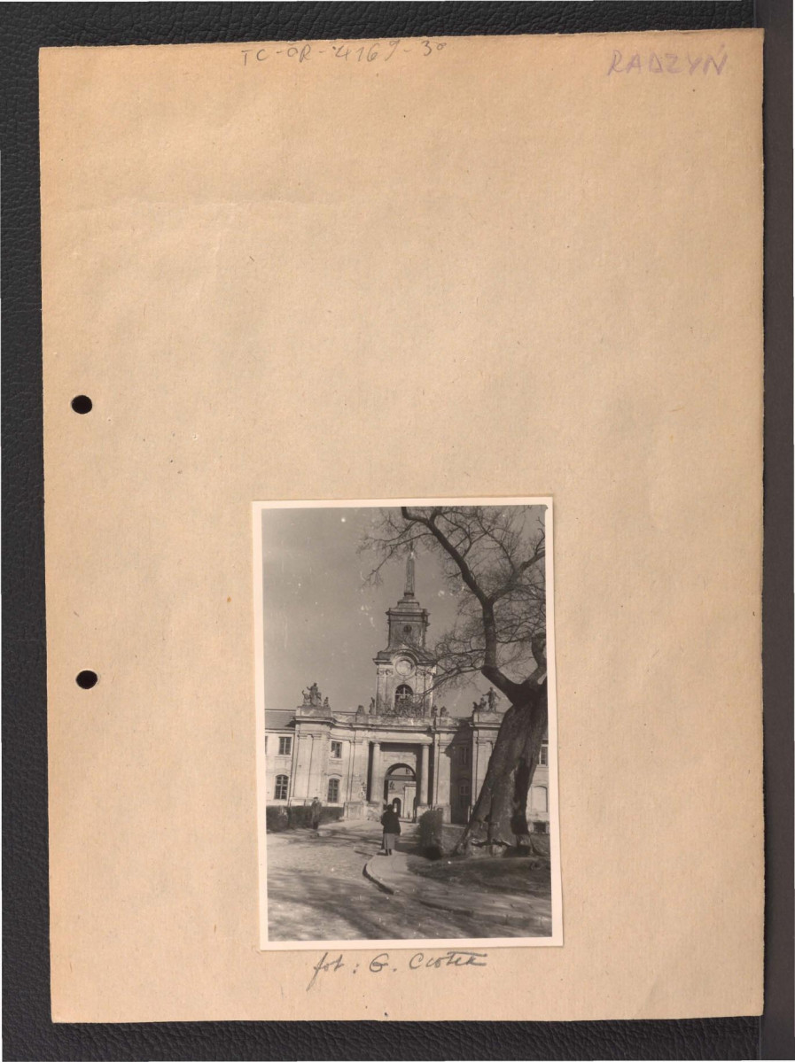 2 fotografie czarno-białe przedstawiające bramę zachodnią od strony podjazdu, skan 1