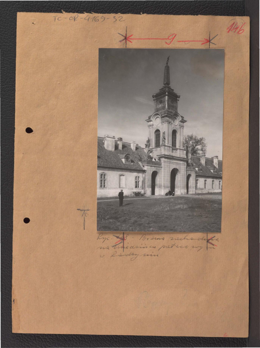 2 fotografie czarno-białe przedstawiające bramę zachodnią miejscowego pałacu od strony dziedzińca , skan 2