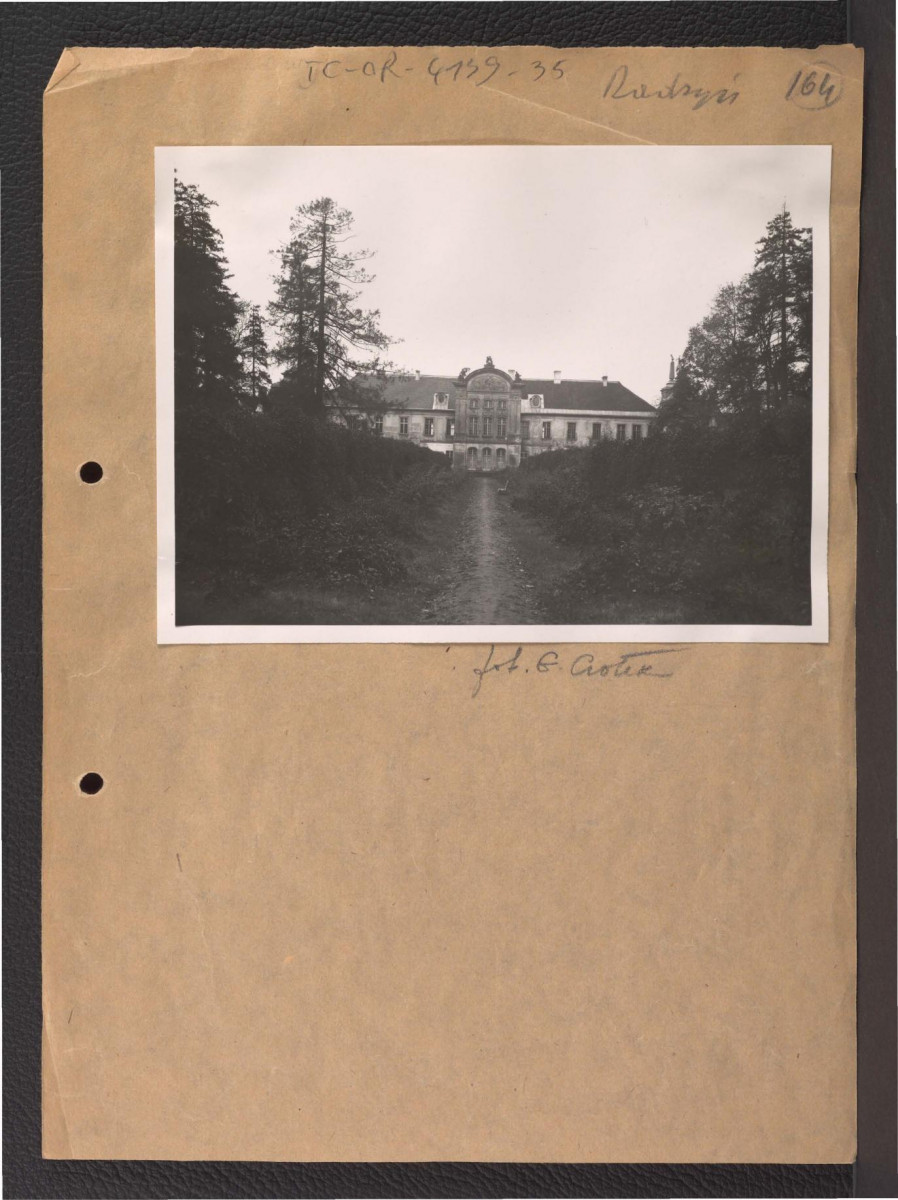 fotografia czarno-biała przedstawiająca elewację ogrodową miejscowego pałacu, skan 2