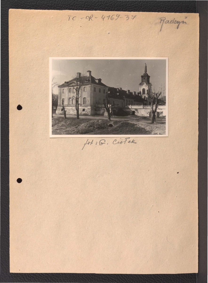 fotografia czarno-biała przedstawiająca fragment miejscowego zespołu pałacowego z widoczną wieżą, skan 1