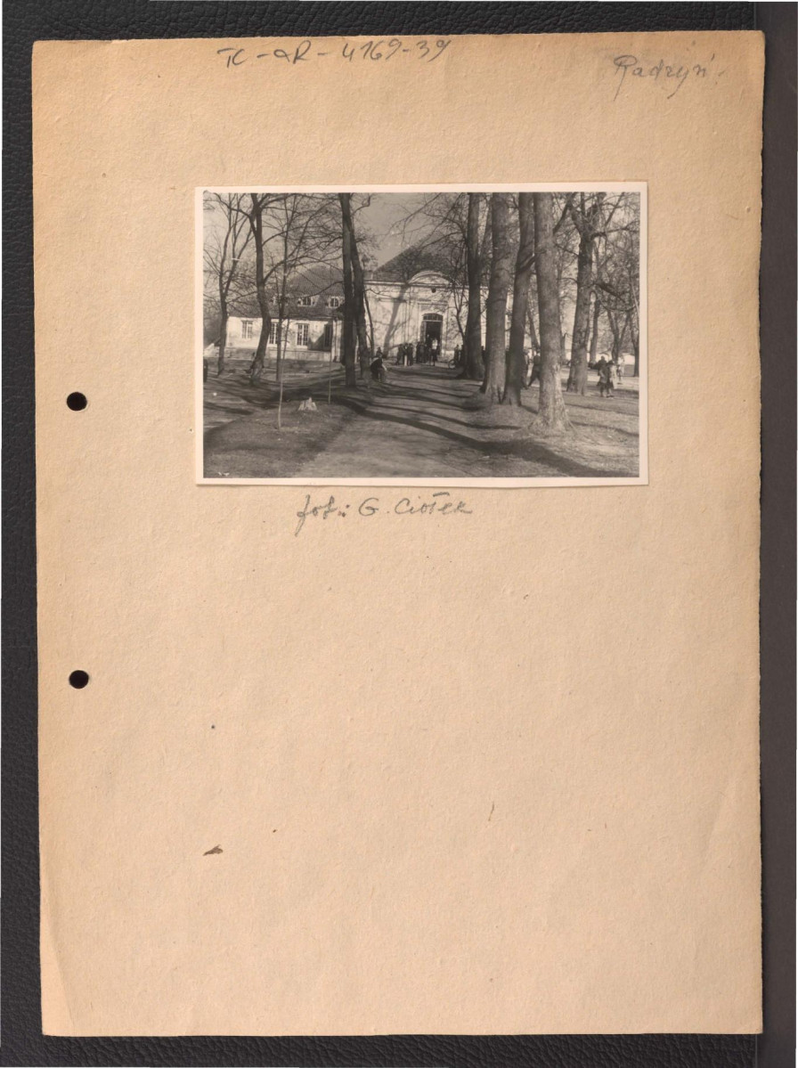 fotografia czarno-biała przedstawiająca fragment miejscowego ogrodu, skan 1