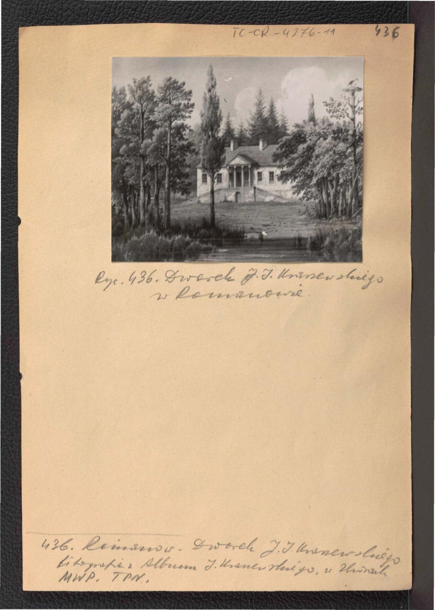 2 fotografie czarno-białe reprodukcji litografii z Albumu J.J. Kraszewskiego w zbiorach Muzem Wojska Polskiego przedstawiający widok na miejscowy dworek  , skan 1