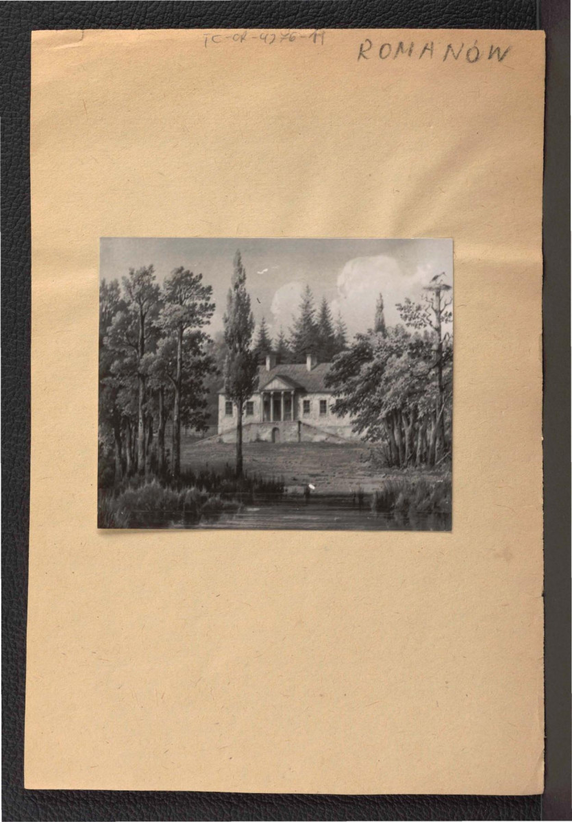 2 fotografie czarno-białe reprodukcji litografii z Albumu J.J. Kraszewskiego w zbiorach Muzem Wojska Polskiego przedstawiający widok na miejscowy dworek  , skan 2